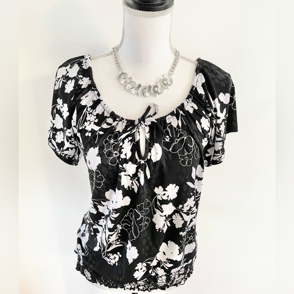 NEW Women’s Short Sleeve Floral Banded Hem Top - Picture 9 of 14